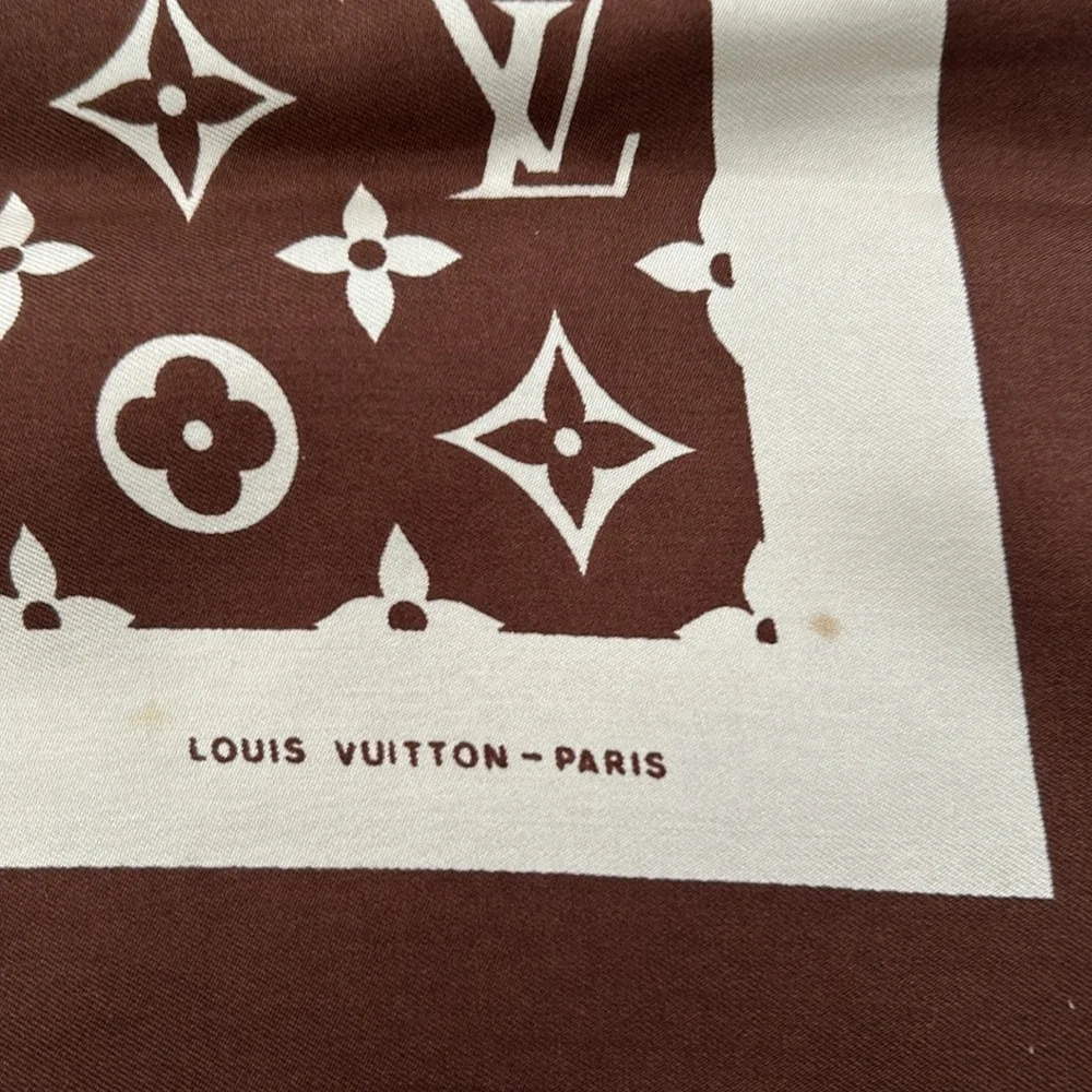 Louis Vuitton Brown and Cream Scarf🤎
EUC🤎🤎 - Picture 4 of 7